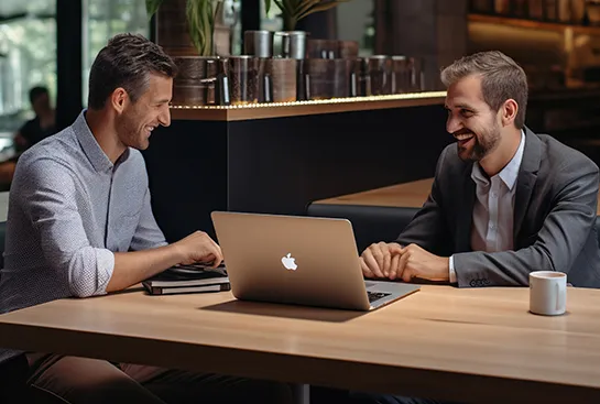 Membres de l'entreprise devant un ordinateur portable
